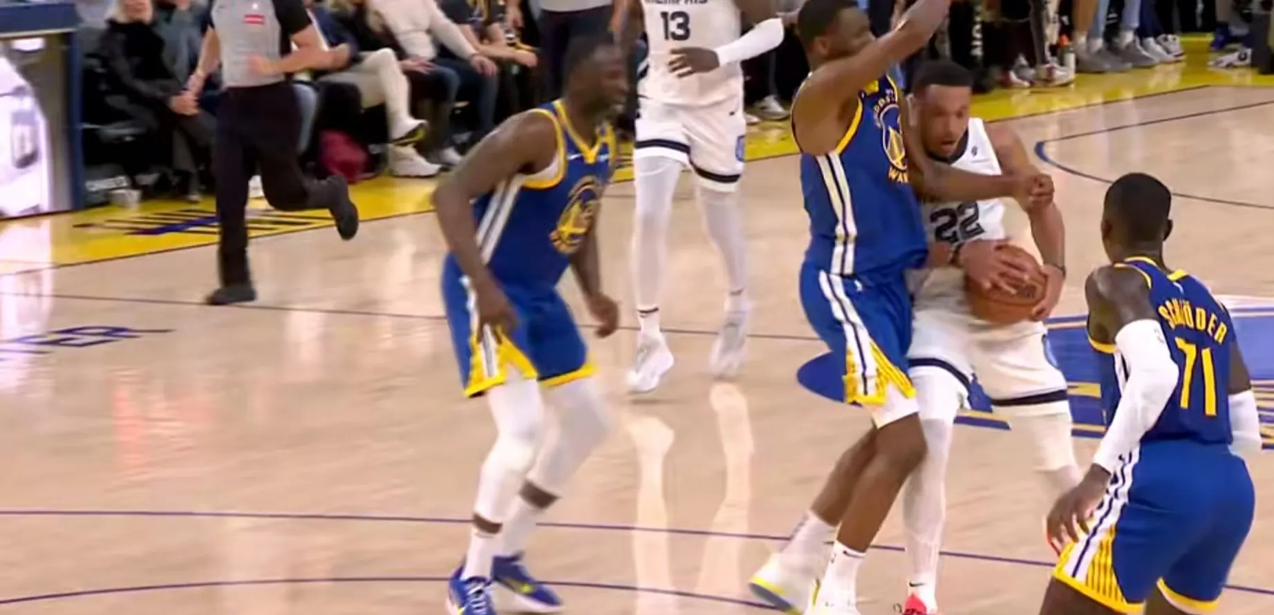 开云体育-勇士关键时刻失误不断,球队憾负对手,起来正在也是特别工具.-开云体育